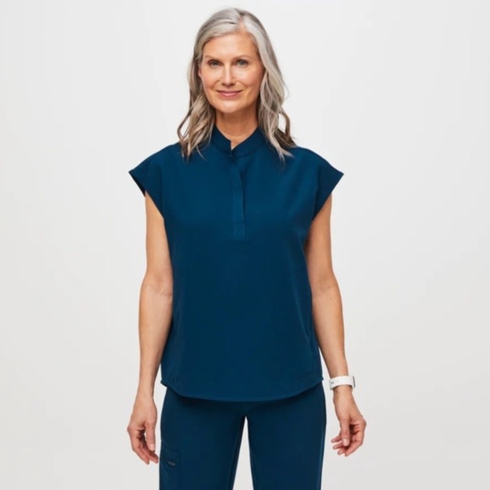 FIGS women’s Deep Reef Rafaela scrub top Small